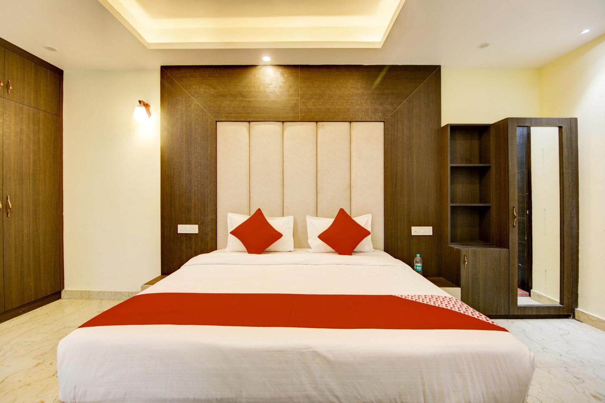 Oyo White House Hotell Noida Eksteriør bilde